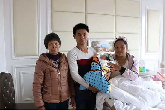 老挝籍宝妈在福兴妇产医院喜诞6斤混血
